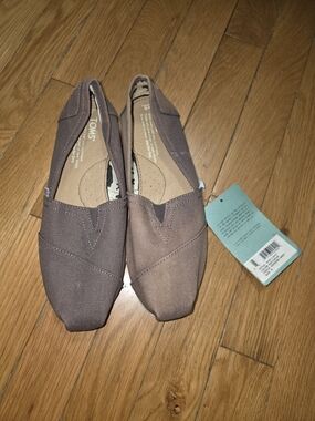 TOMS KIDS SIZE 6 SLIPPER SLIP-ONS SHOES WITH TAGS FADED BROWN COLOR LOOK!